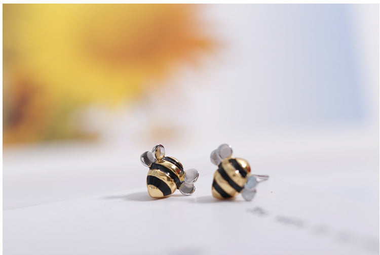 Bee stud earring