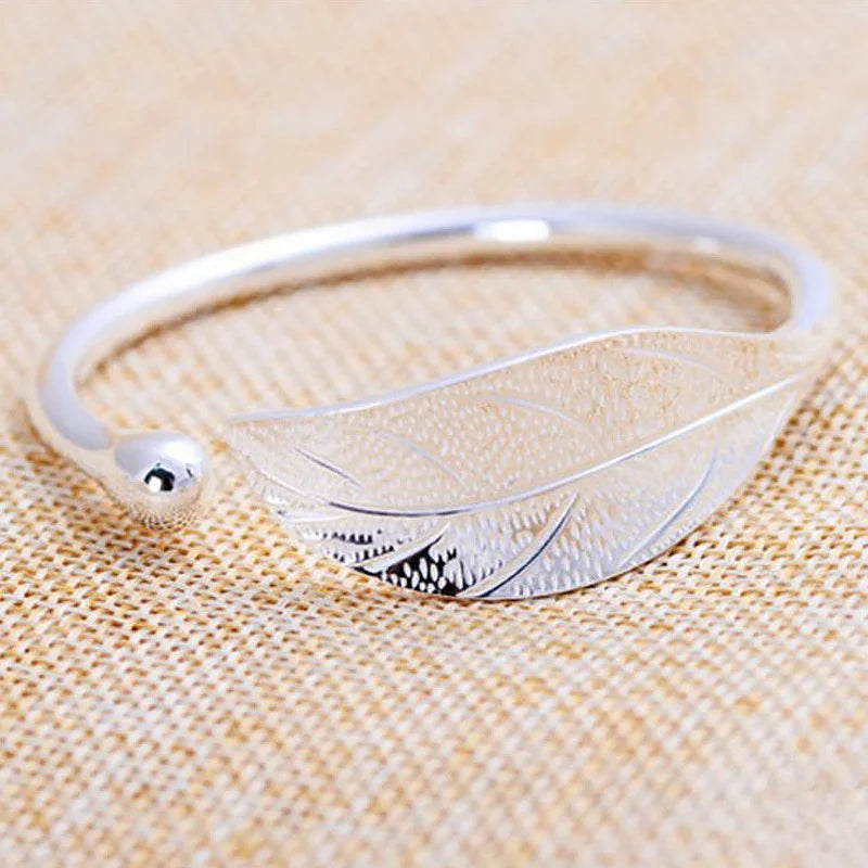 Abi BraceletSPECIFICATIONS

Metals Type: silver

Metal Stamp: 925,Sterling

Certificate: YES

Shape\pattern: Geometric

Is Resizable: YesChic ForeverAbi Bracelet