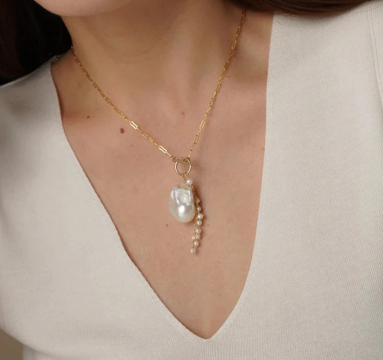 Perla NecklaceSPECIFICATIONS
Metals Type: Gold filled
Main Stone: PEARL
Pearl Type: Freshwater Pearls
Item Weight: 3g
Necklace Type: Pendant Necklaces
Certificate Type: GTC
Shape\Chic ForeverPerla Necklace