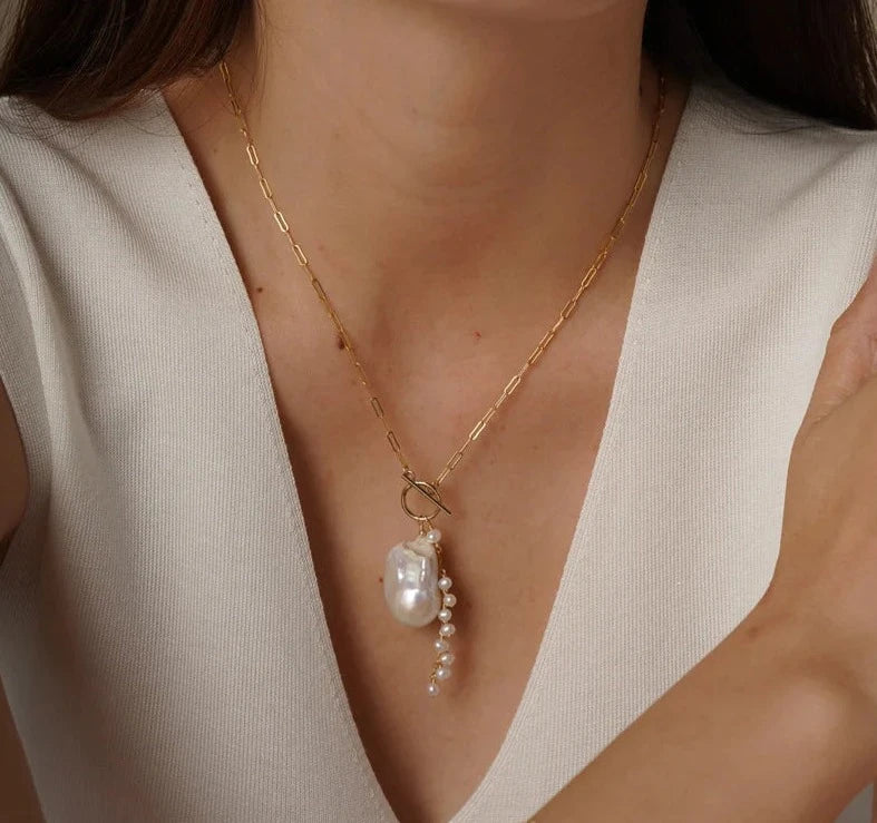 Perla NecklaceSPECIFICATIONS
Metals Type: Gold filled
Main Stone: PEARL
Pearl Type: Freshwater Pearls
Item Weight: 3g
Necklace Type: Pendant Necklaces
Certificate Type: GTC
Shape\Chic ForeverPerla Necklace