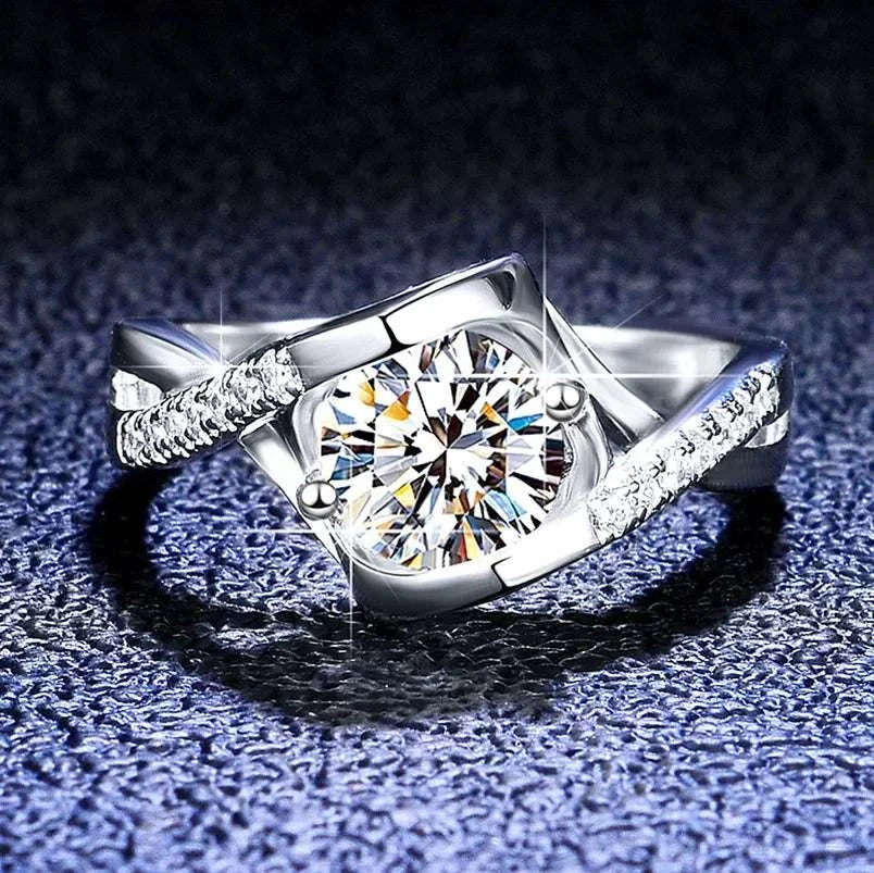 Miya Diamond RingSPECIFICATIONS
Main Stone: Moissanite
Metals Type: PLATINUM
Metal Stamp: PT950
Rings Type: Wedding Bands
Setting Type: Prong Setting
Side Stone: Diamond
Certificate:Chic ForeverMiya Diamond Ring