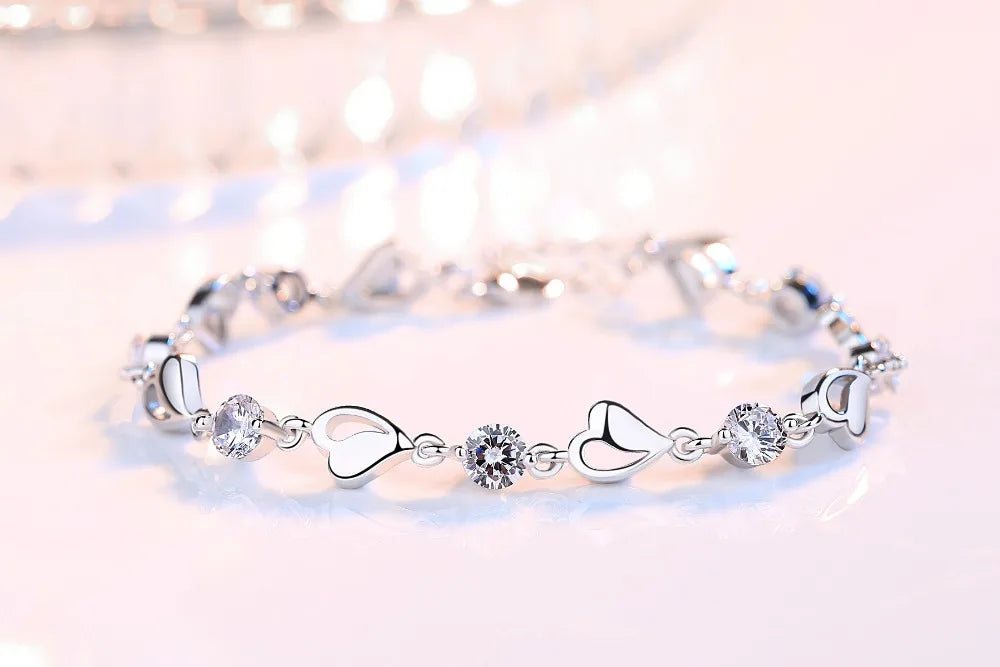 Bela BraceletSPECIFICATIONS
Metal Stamp: 925,Sterling
Metals Type: silver
Main Stone: Zircon
Item Weight: 6g
Side Stone: CRYSTAL
Shape\pattern: HEARTChic ForeverBela Bracelet