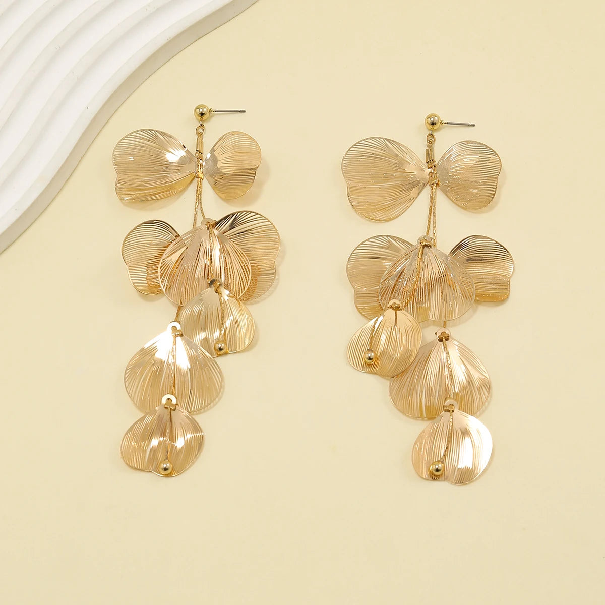 Flower Petal EarringsSPECIFICATIONS
Metals Type: Copper Alloy
Earring Type: drop earrings
Shape\pattern: RoundMaterial: CopperQuantity: 1Pair
Color: Gold/Sliver ColorSize: As Picture SizChic ForeverFlower Petal Earrings