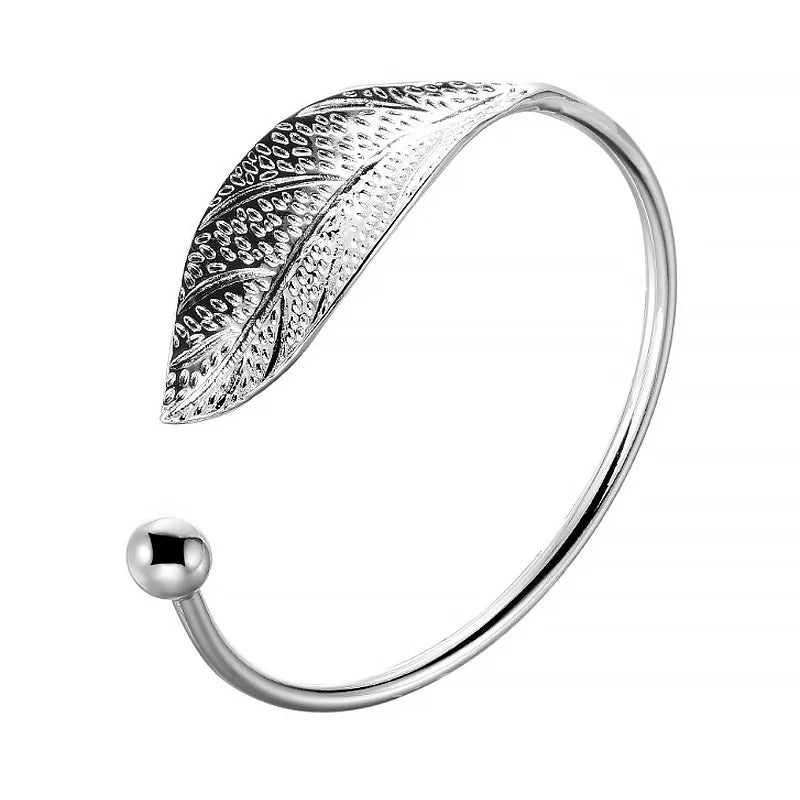 Abi BraceletSPECIFICATIONS

Metals Type: silver

Metal Stamp: 925,Sterling

Certificate: YES

Shape\pattern: Geometric

Is Resizable: YesChic ForeverAbi Bracelet