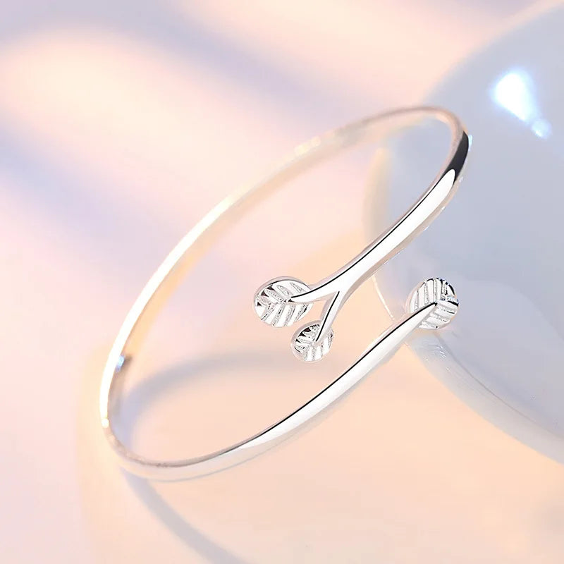 Abi BraceletSPECIFICATIONS

Metals Type: silver

Metal Stamp: 925,Sterling

Certificate: YES

Shape\pattern: Geometric

Is Resizable: YesChic ForeverAbi Bracelet