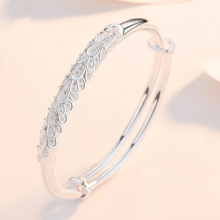 Abi BraceletSPECIFICATIONS

Metals Type: silver

Metal Stamp: 925,Sterling

Certificate: YES

Shape\pattern: Geometric

Is Resizable: YesChic ForeverAbi Bracelet