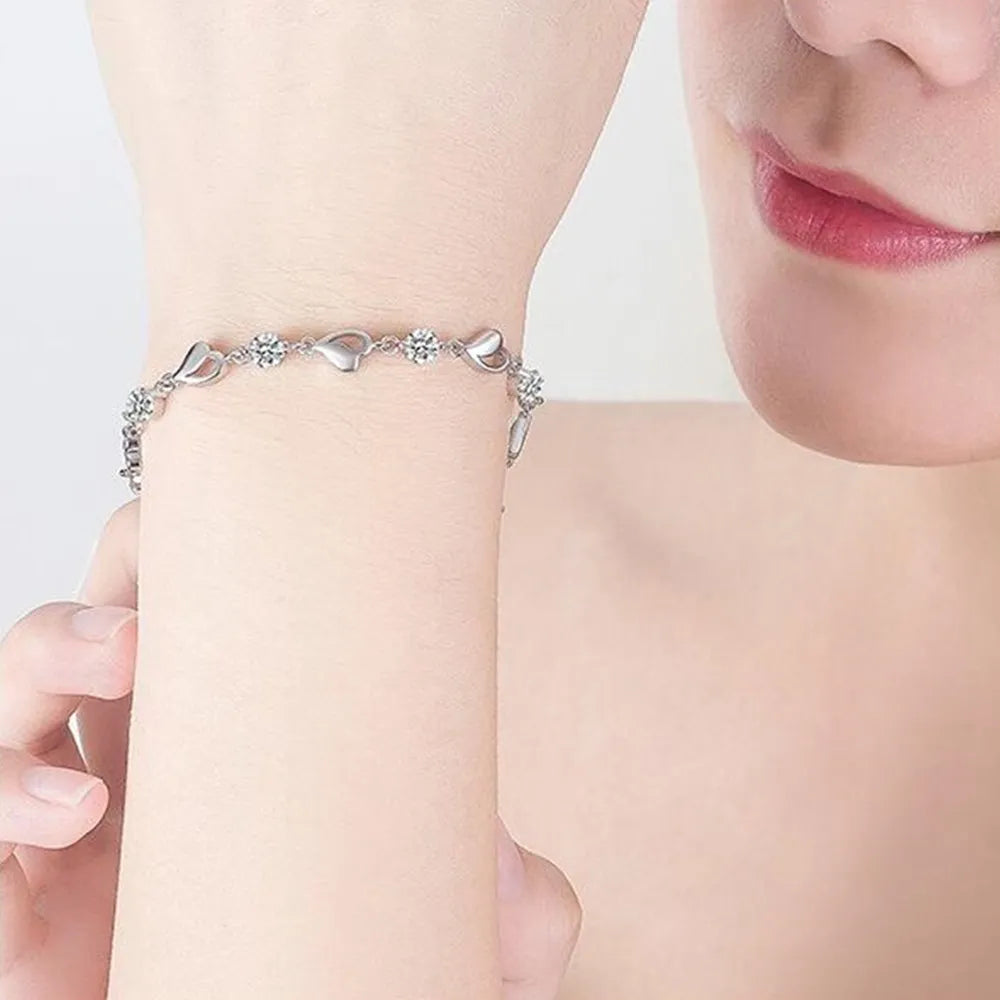 Bela BraceletSPECIFICATIONS
Metal Stamp: 925,Sterling
Metals Type: silver
Main Stone: Zircon
Item Weight: 6g
Side Stone: CRYSTAL
Shape\pattern: HEARTChic ForeverBela Bracelet