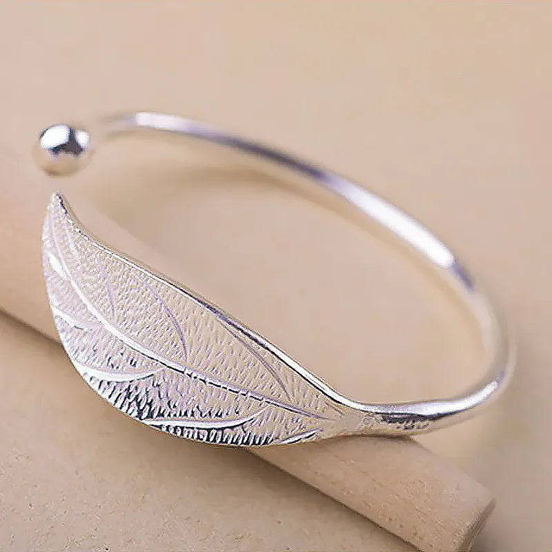 Abi BraceletSPECIFICATIONS

Metals Type: silver

Metal Stamp: 925,Sterling

Certificate: YES

Shape\pattern: Geometric

Is Resizable: YesChic ForeverAbi Bracelet