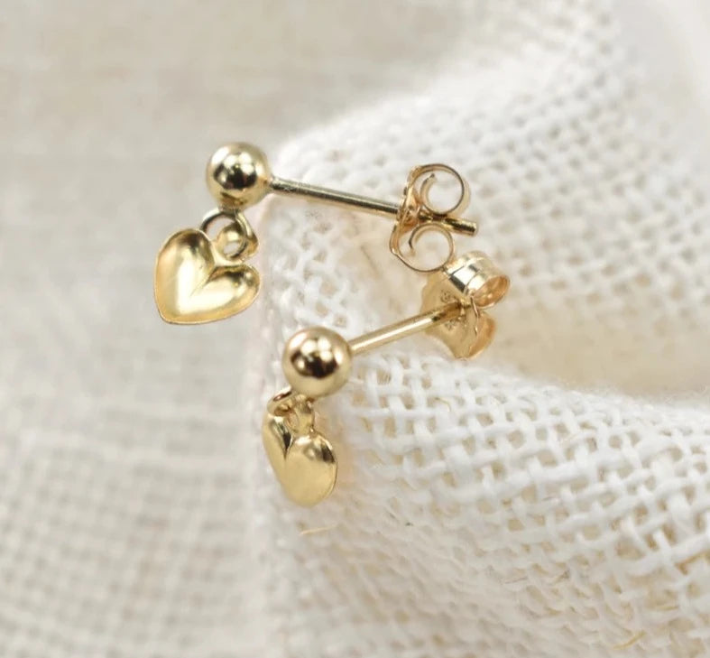 Heart Gold EarringsSPECIFICATIONS
Metals Type: Gold filled
Item Weight: 1g
Certificate Type: GTC
Earring Type: drop earrings
Shape\pattern: RoundearringChic ForeverHeart Gold Earrings